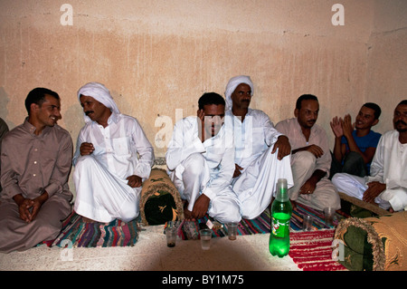 Beduinen Gast singt bei traditionellen Hochzeitsfeier. El Tur, Sinai-Halbinsel, Ägypten Stockfoto