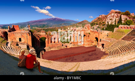 Taormina griechischen Amphitheater mit Vulkan Mount Etna in der Ferne, Sizilien Stockfoto