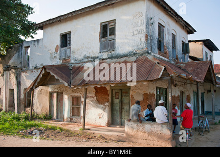 Eine große verlassene Händler s Haus in Pangani s Hauptstraßen.  Einst ein Zentrum der Swahili-Handel und Sklavenarbeit, Stockfoto