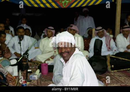 Gäste genießen die Feier am traditionellen Beduinen Hochzeit. El Tur, Sinai-Halbinsel, Ägypten Stockfoto