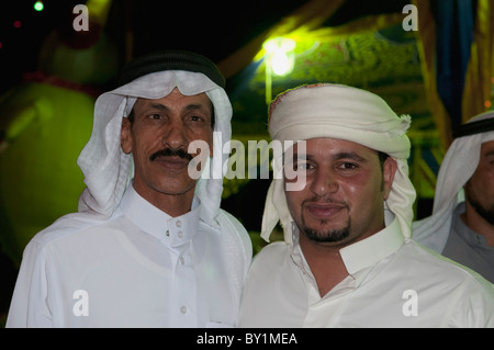 Beduinen Bräutigam Posen mit Gast während traditionelle Hochzeitsfeier. El Tur, Sinai-Halbinsel, Ägypten Stockfoto