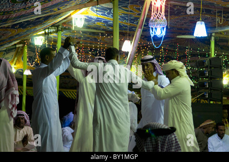 Beduinen Bräutigam tanzt mit Gästen während einer traditionellen Hochzeitsfeier. El Tur, Sinai-Halbinsel, Ägypten Stockfoto