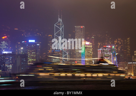 Hong Kong Island China Stadt Skyline von Central District nachts gesehen über den Victoria Harbour aus Kowloon Stockfoto