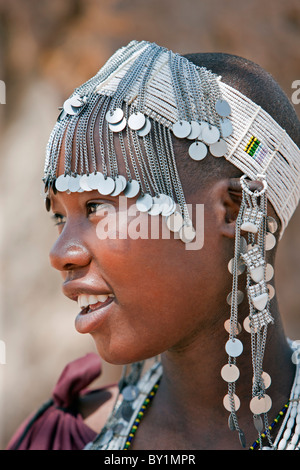Ein Maasai Mädchen aus dem Kisongo Clan eine attraktive Perlen Stirnband tragen. Stockfoto