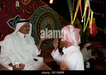 Beduine Scheich erhält Gast während traditionelle Hochzeitsfeier. El Tur, Sinai-Halbinsel, Ägypten Stockfoto