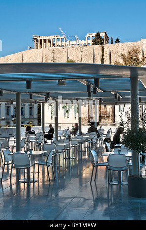 Der Parthenon über die Terrasse und das Restaurant des neuen Akropolis-Museum, entworfen von dem Architekten Bernard Tschumi, Athen, Griechenland Stockfoto