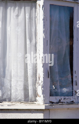Beschädigte Fensterrahmen reparaturbedürftig. Stockfoto