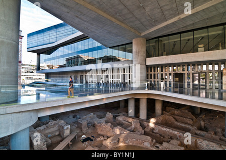 Antike Athen ergab unter das neue Akropolis-Museum, entworfen von dem Architekten Bernard Tschumi, Athen, Griechenland Stockfoto