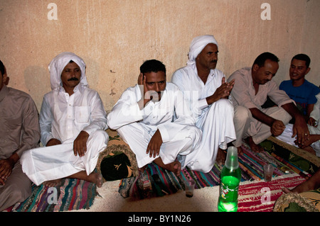 Beduinen Gast singt bei traditionellen Hochzeitsfeier. El Tur, Sinai-Halbinsel, Ägypten Stockfoto