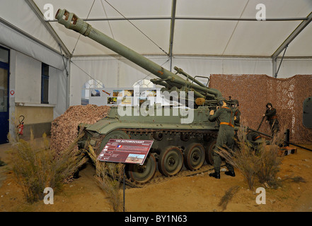 Französisch Automouvant 155 Artillerie Gewehr (1959) auf dem Display an Saumur Frankreich Stockfoto