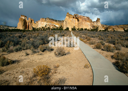 USA, Utah, Grand Staircase-Escalante Nationalmonument.   Grosvenor Arch, ein einzigartigen doppelten Sandstein Bogen befindet sich nur auf die Stockfoto