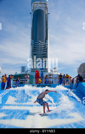 Freedom Of The Seas, einem der größten Kreuzfahrtschiff der Welt, durch das Karibische Meer, Amerika. Stockfoto