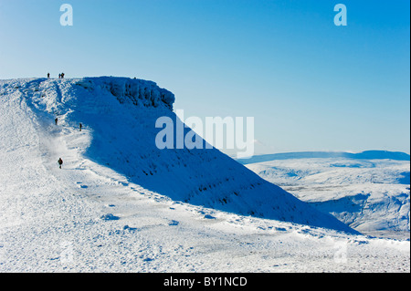Europa, UK, Vereinigtes Königreich, Wales, Brecon Beacons National Park, Pen y Fan Berg Schnee bedeckt im Winter, Wanderer auf einem Pfad Stockfoto