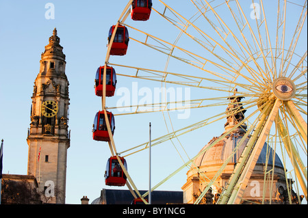 Europa, UK, Vereinigtes Königreich, Wales, Cardiff, Civic Center, Winter Wonderland Riesenrad und Rathaus Stockfoto