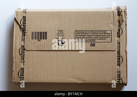Nahaufnahme des Pakets von Amazon isoliert auf weißem Hintergrund Stockfoto
