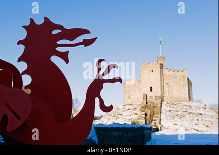 Europa, UK, Vereinigtes Königreich, Wales, Cardiff, Schnee bedeckte Cardiff Castle im Winter, Welsh Dragon Stockfoto