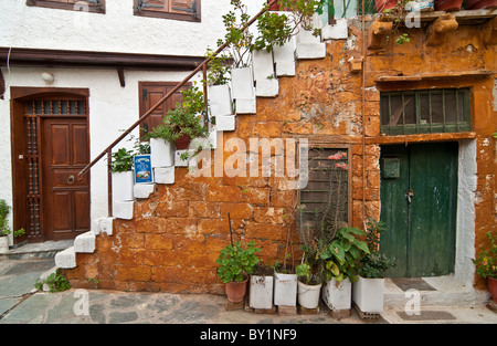 Alte Treppe dekoriert mit Feta-Dosen als Blumentöpfe in die Gasse ist von Chania, Kreta, Griechenland Stockfoto