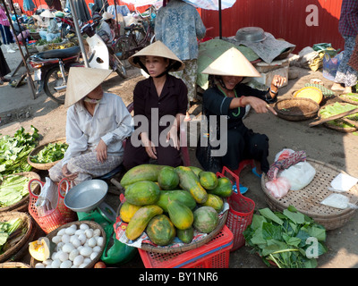 3 Frauen verkaufen Obst und Gemüse auf einem Markt, Hoi an, Vietnam Stockfoto
