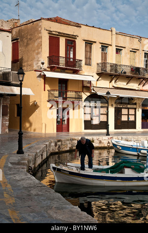 Hafen Sie am frühen Morgen in den alten bei Rethymnon auf der Insel Kreta mit seinen farbenfrohen venezianischen und osmanischen Bauten. Stockfoto