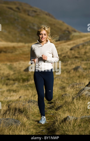 North Wales, Snowdonia.  Frau rennt an den Flanken des Mount Snowdon. (MR) Stockfoto