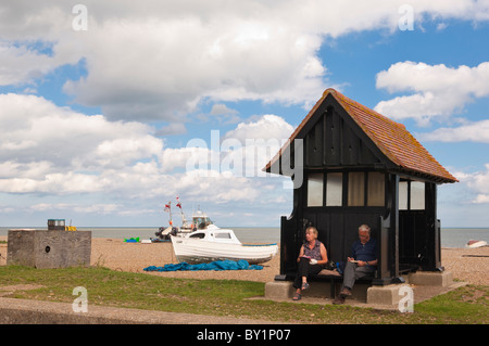 Ein paar entspannen Sie direkt am Meer im Sommer in Aldeburgh, Suffolk, England, Großbritannien, Uk Stockfoto