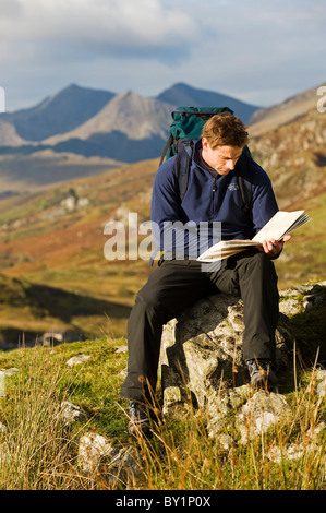 North Wales, Snowdonia.  Ein Mann hält um Hisr Karte ansehen, beim Wandern im Snowdonia.  (MR) Stockfoto