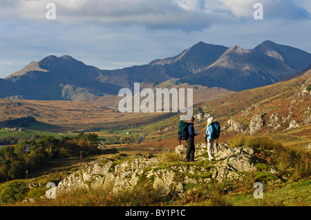 North Wales, Snowdonia.  Ein Mann und eine Frau halten, um ihre Karte ansehen, beim Wandern im Snowdonia.  (MR) Stockfoto