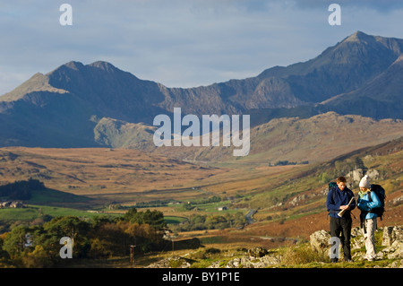 North Wales, Snowdonia.  Ein Mann und eine Frau halten, um ihre Karte ansehen, beim Wandern im Snowdonia.  (MR) Stockfoto