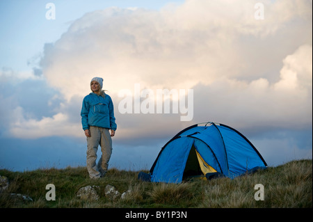 North Wales, Snowdonia, Gilar Farm.  Frau in der Wildnis. Stockfoto