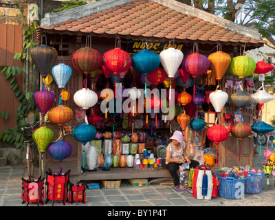 Frau arbeitet in einem Laden verkaufen chinesische Laternen, Hoi an, Vietnam Stockfoto