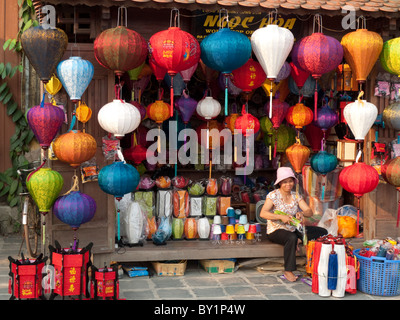 Frau arbeitet in einem Laden verkaufen chinesische Laternen, Hoi an, Vietnam Stockfoto