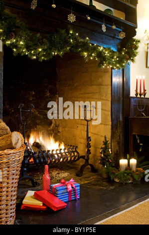 Gilar Farm, Snowdonia, Nordwales.  Kamin im Speisesaal für Weihnachten dekoriert. Stockfoto