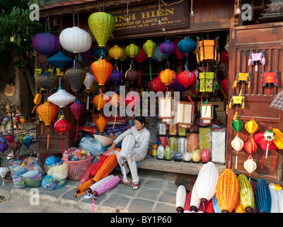 Frau arbeitet in einem Laden verkaufen chinesische Laternen, Hoi an, Vietnam Stockfoto