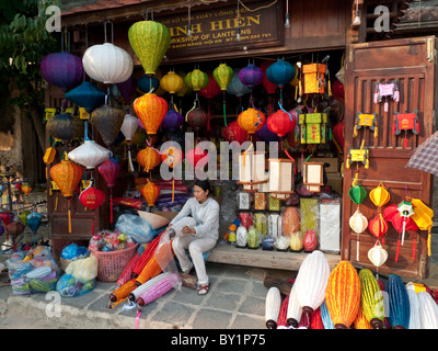 Frau arbeitet in einem Laden verkaufen chinesische Laternen, Hoi an, Vietnam Stockfoto