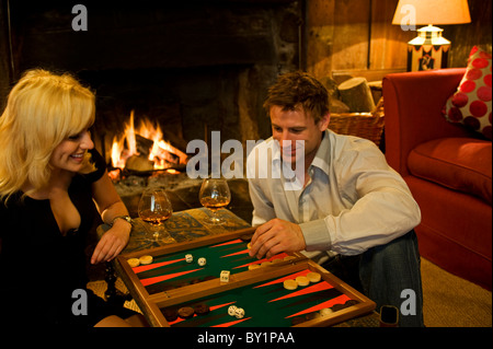 Gilar Farm, Snowdonia, Nordwales.  Ein paar spielen Backgammon vor dem offenen Kamin im Wohnzimmer in diesem traditionellen Stockfoto