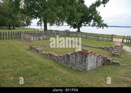 Einige ursprüngliche Stiftungen, Teil der historischen Jamestowne-Siedlung am James River, Virginia, USA. Stockfoto