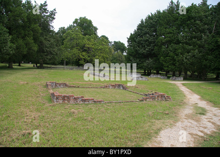 Einige ursprüngliche Stiftungen, Teil der historischen Jamestowne-Siedlung am James River, Virginia, USA. Stockfoto