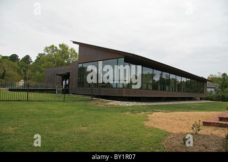 Einige ursprüngliche Stiftungen, Teil der ursprünglichen historischen Jamestowne Siedlung am James River, Virginia, USA. Stockfoto