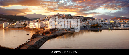 Naxos-Stadt (Chora) bei Sonnenuntergang. Griechischen Kykladen Griechenland Stockfoto