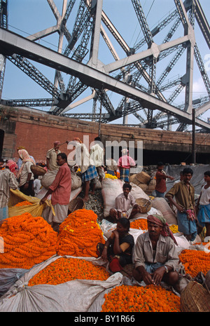 Blumenmarkt in der Nähe von Howrah-Brücke in Kalkutta (Kolkata), Indien Stockfoto