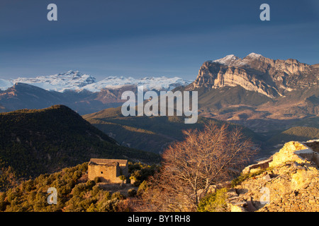 Blick auf Sorores und Peña Montañesa Gipfel von Muro de Roda, Tal von La Fueva, Huesca, Spanien Stockfoto