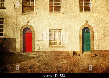 Rote und grüne irische Türen an einem Gebäude in Tyrrellspass, Westmeath, Irland, Europa Stockfoto