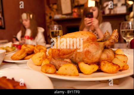 Gebratenes Huhn und Gemüse - eine traditionelle britische Familie Weihnachtsessen zu Hause, UK Stockfoto