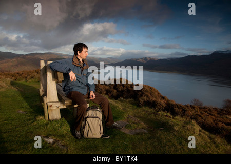 Walker unterwegs Mawddach oben Barmouth mit dem Fluss Mawddach unten und den Bergen des zentralen Wales in die Backgrond. Stockfoto