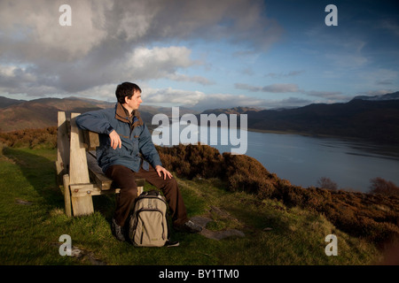 Walker unterwegs Mawddach oben Barmouth mit dem Fluss Mawddach unten und den Bergen des zentralen Wales in die Backgrond. Stockfoto