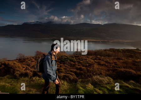 Walker unterwegs Mawddach oben Barmouth mit dem Fluss Mawddach unten und den Bergen des zentralen Wales in die Backgrond. Stockfoto