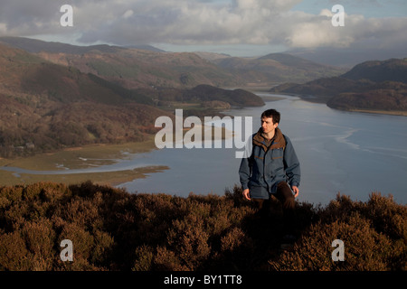 Walker unterwegs Mawddach oben Barmouth mit dem Fluss Mawddach unten und den Bergen des zentralen Wales in die Backgrond. Stockfoto