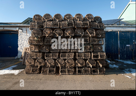 Hummer-Töpfe, angeordnet in einem Stapel am Kai in Aberystwyth Hafen Wales UK Stockfoto