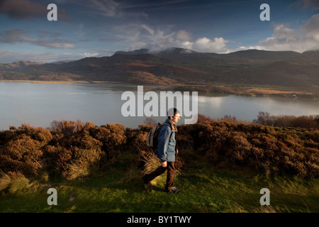 Walker unterwegs Mawddach oben Barmouth mit dem Fluss Mawddach unten und den Bergen des zentralen Wales in die Backgrond. Stockfoto