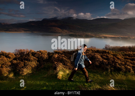 Walker unterwegs Mawddach oben Barmouth mit dem Fluss Mawddach unten und den Bergen des zentralen Wales in die Backgrond. Stockfoto